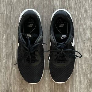 Nike Tanjun black/white running shoes